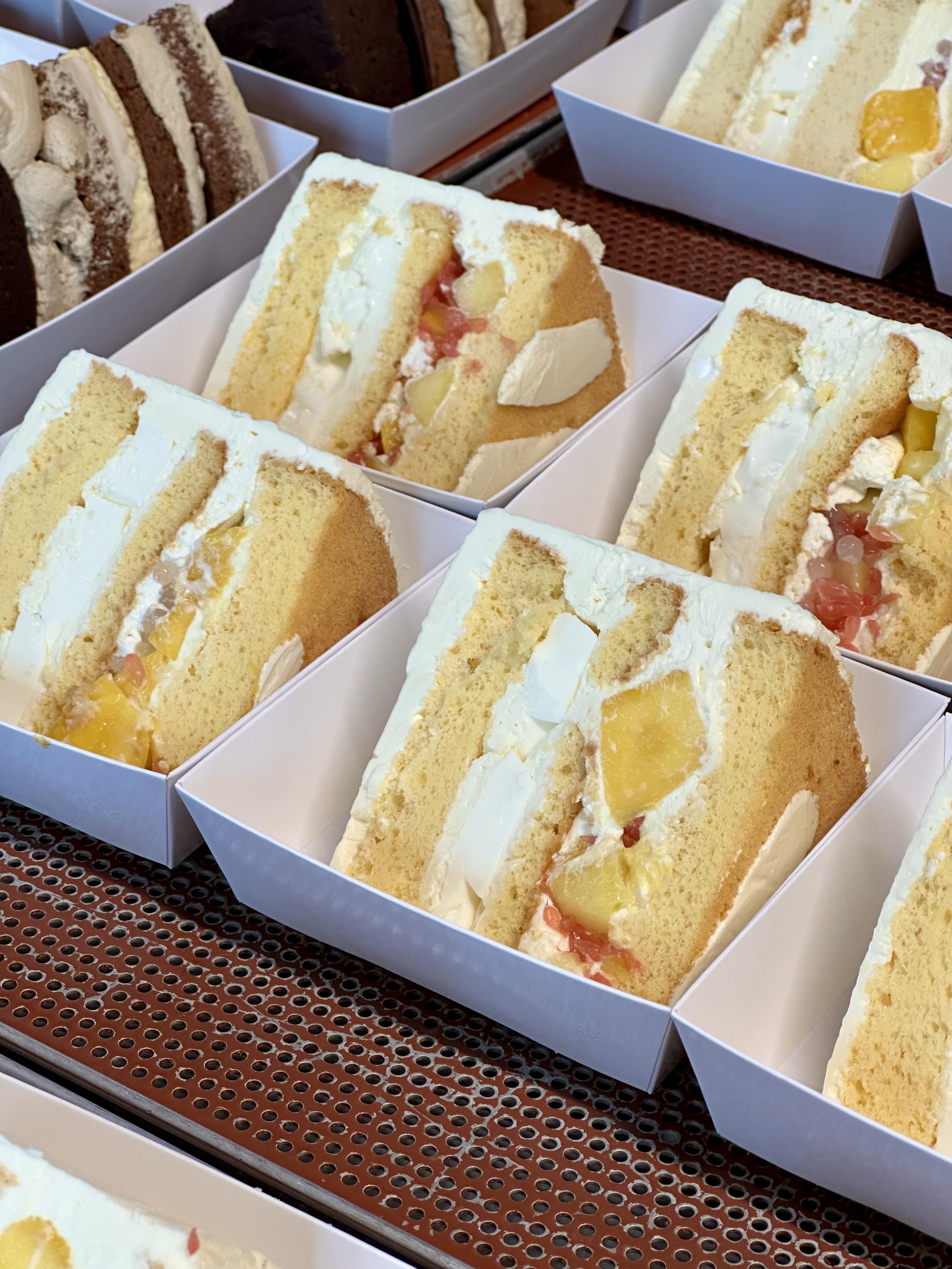 Mango Pomelo Sago cake cross-section